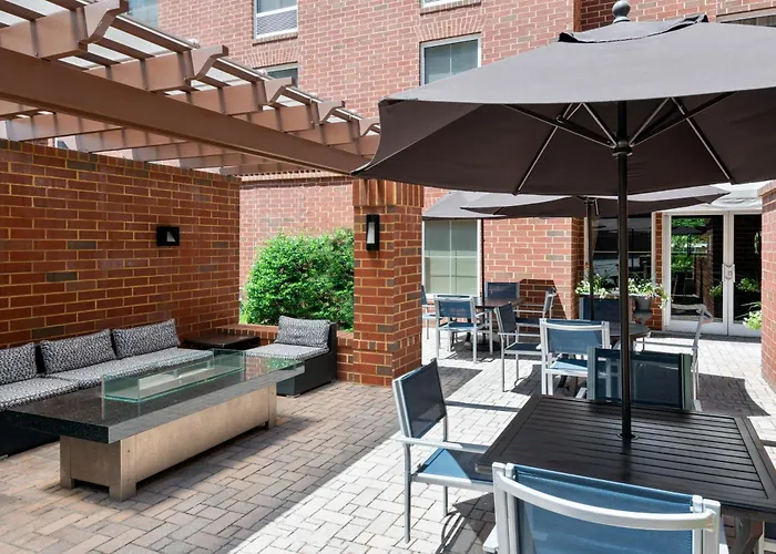 Hampton Inn & Suites Charlottesville At The University