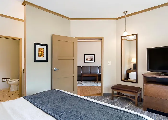 Clubhouse Hotel And Suites