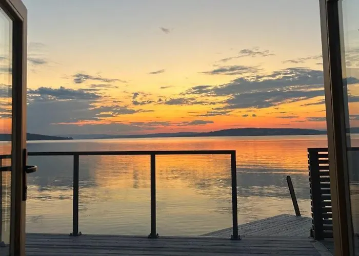 Idylliske Evjua Ved Mjosa