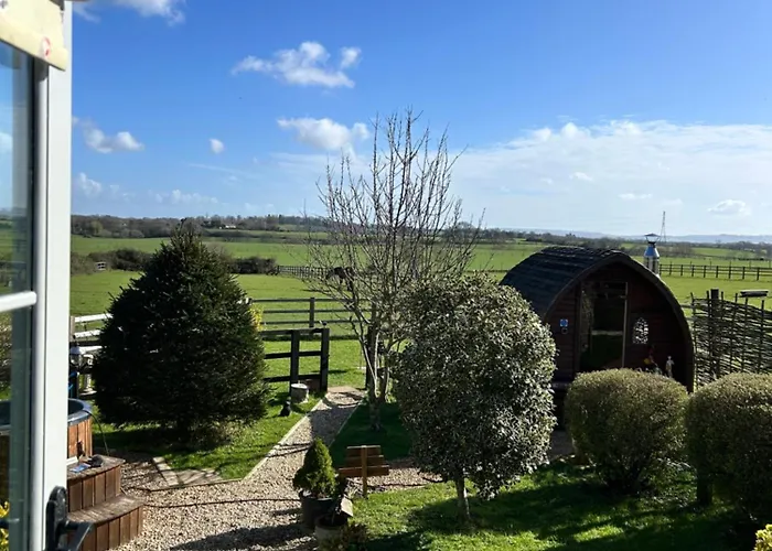Cotswold Shepherd Hut Hot Tub Sauna Dog Friendly
