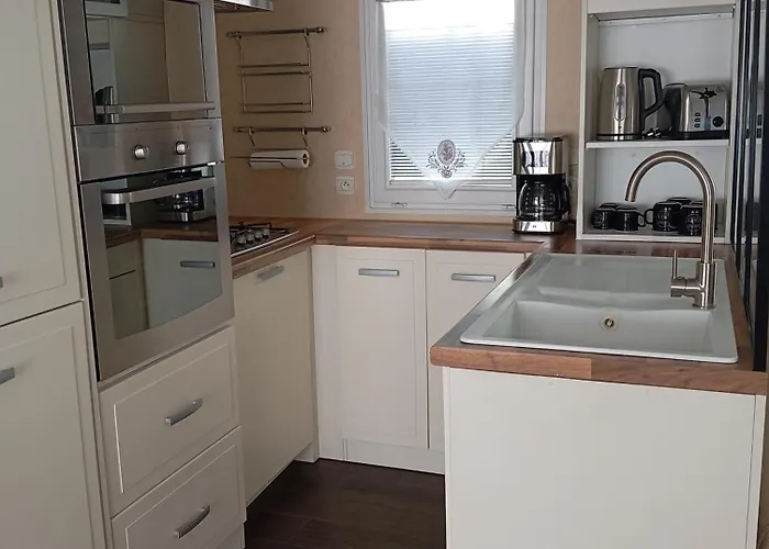 Mobil Home, 4 Personnes, Camping 3 Etoiles A La Tremblade