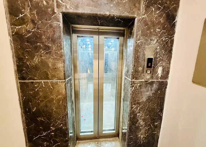 Hotel Oxygen Bloom-Near Noida Sector 18 Metro