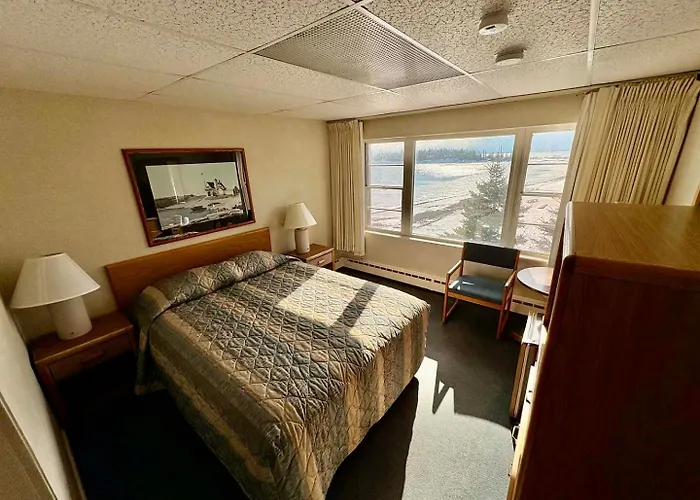 The Shoreline Inn