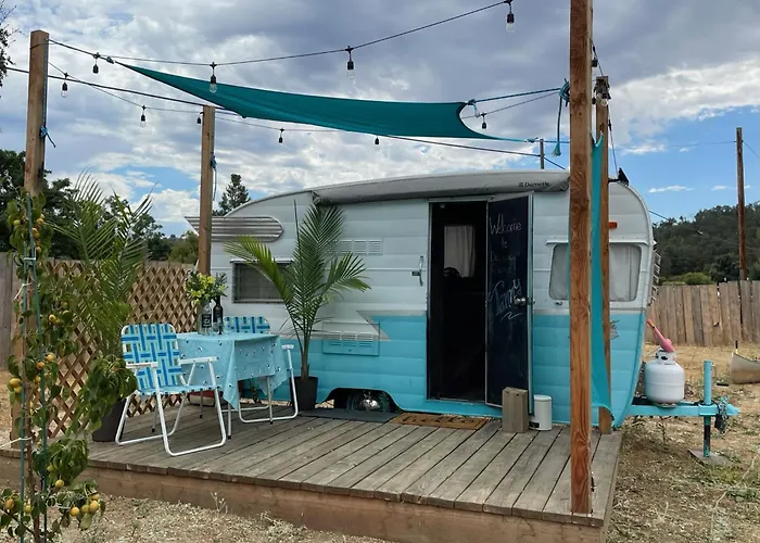 Fiona-Cozy Retro Camper By Sequoia & Kings Canyon