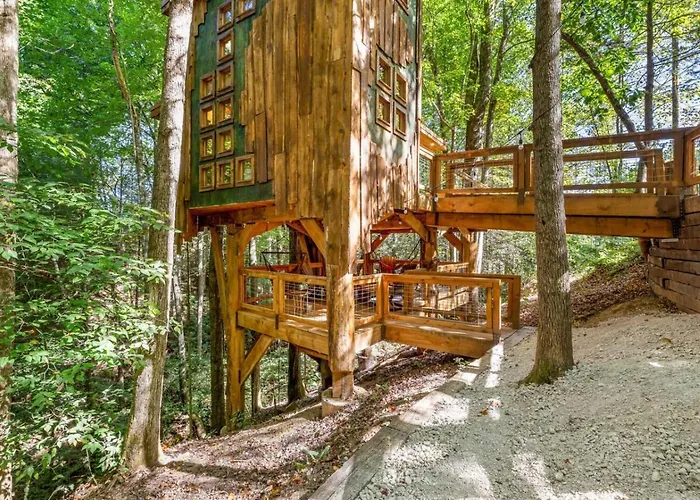 Amazonia- Pet Friendly, Firepit, Outdoor Shower