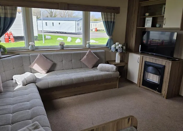 3Br Family Caravan Steps Away From Beach With Free Wifi, Smart Tv & Fishing Lake, Arcades