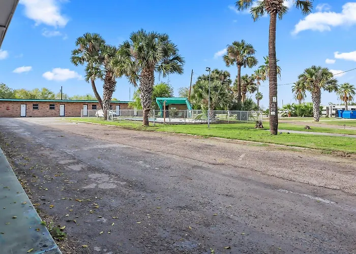 Mathis Motor Inn And Rv Park
