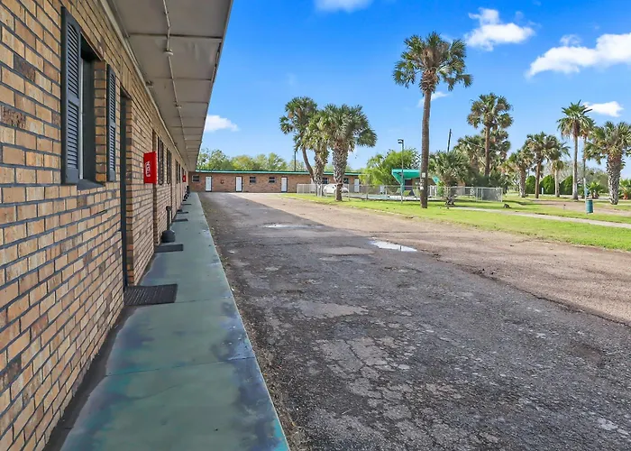 Mathis Motor Inn And Rv Park