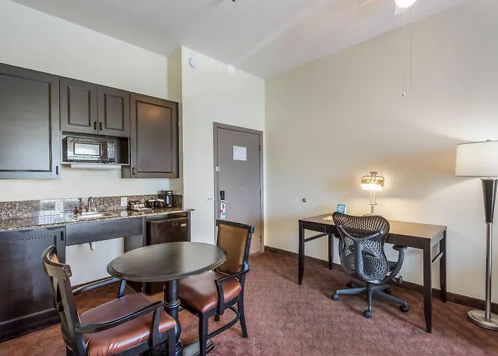 Clarion Inn & Suites Central Clearwater Beach