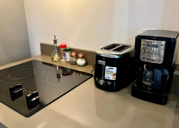 Stylish Apartments - Free Bikes, Nice Area & Cozy Patio, 10 Minutes To Airport