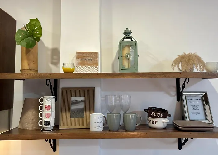 Stylish Apartments - Free Bikes, Nice Area & Cozy Patio, 10 Minutes To Airport