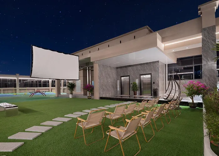 Phoenix Sky Pool Hotel-Newly Opened 2026 Free Pick-Up Service Rooftop Infinity Pool Kids Playground On-Site Cafe Near Fenghuang Scenic Area