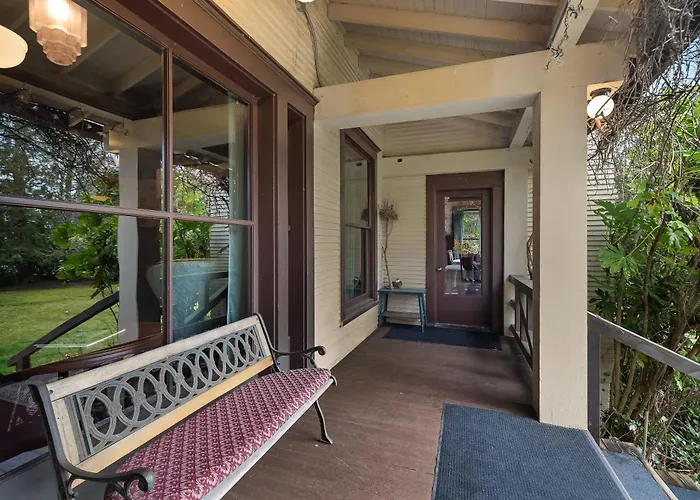 Mccleary Hotel
