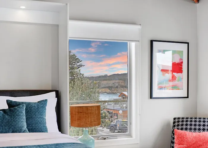 Waves Luxury Suites & Port Central Apartments