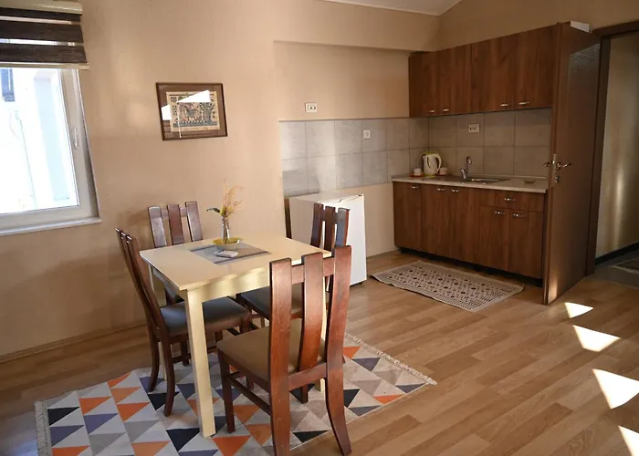 Dionis Rooms & Apartments