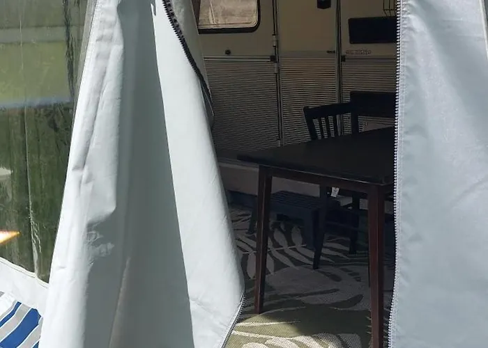 Ingerichte Caravan Met Voortent Op Camping Westenenk