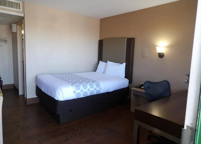 Econo Lodge Inn & Suites Yuma