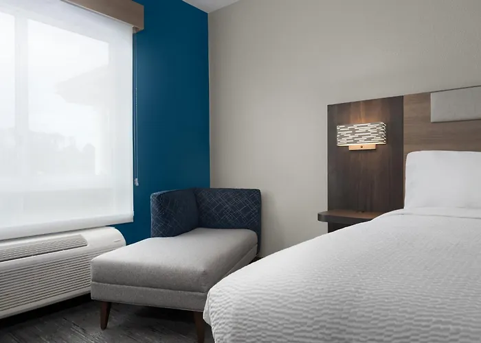 Holiday Inn Express & Suites Alexandria By Ihg