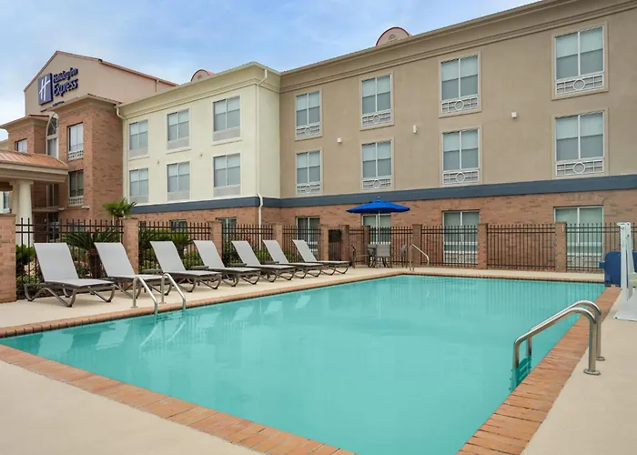 Holiday Inn Express & Suites Alexandria By Ihg