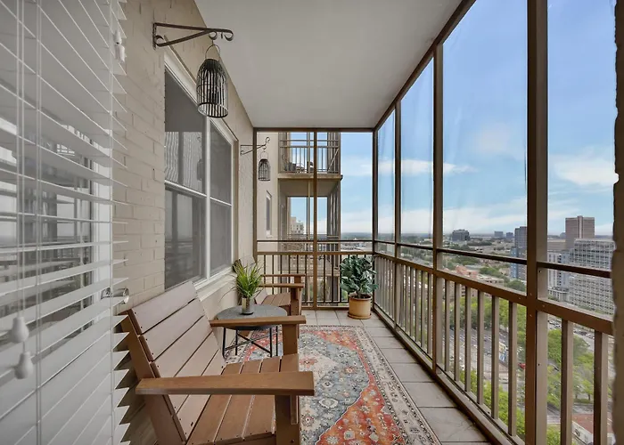 "Peachtree Perch" Dtown Condo W Balcony, Sleeps 4