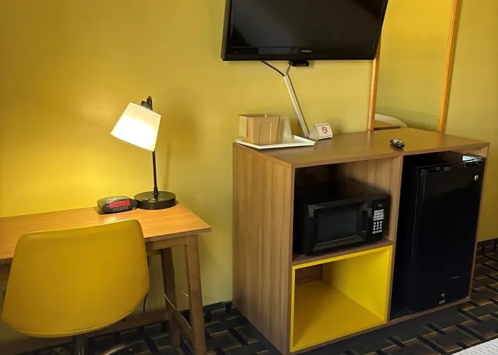 Days Inn By Wyndham Park City Kansas