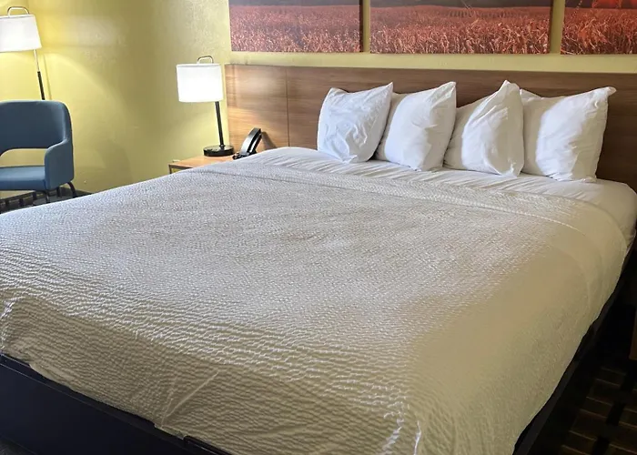 Days Inn By Wyndham Park City Kansas