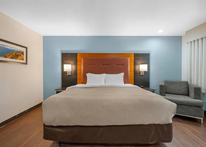 Quality Inn & Suites At Coos Bay