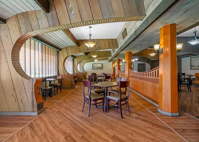 Quality Inn & Suites At Coos Bay