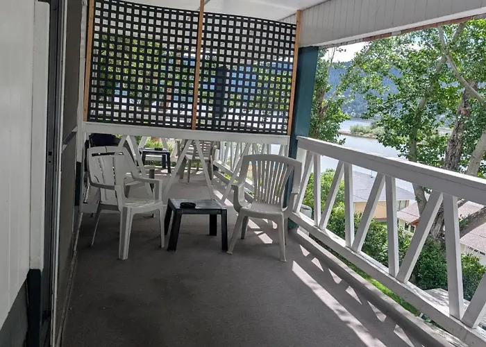 Lakeside Motel