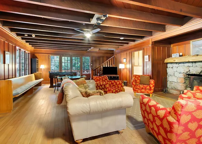 Large Lodge At Rainier Lodge