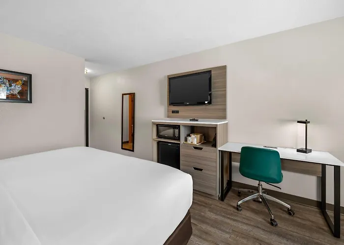 Econo Lodge Inn & Suites Santa Fe South
