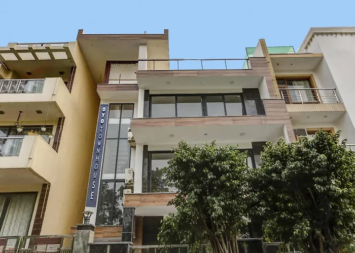 Townhouse Metro Inn Residency Near Iskcon Temple Noida