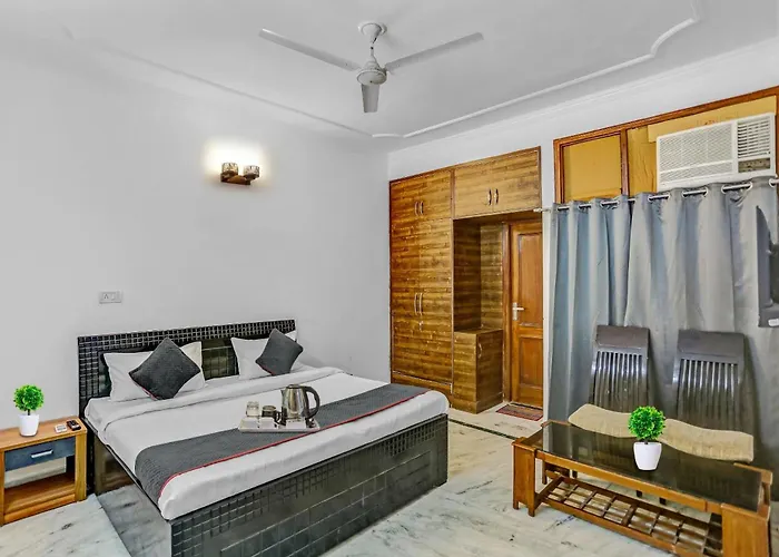 Townhouse Metro Inn Residency Near Iskcon Temple Noida