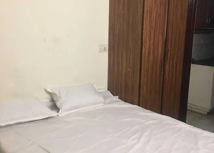 Hotel O Malik Guest House Near Omaxe Celebration Mall
