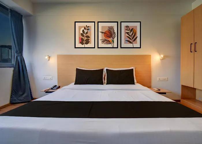 Super Townhouse Balewadi High Street