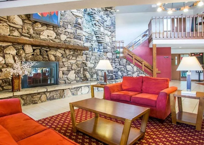 Econo Lodge Inn & Suites