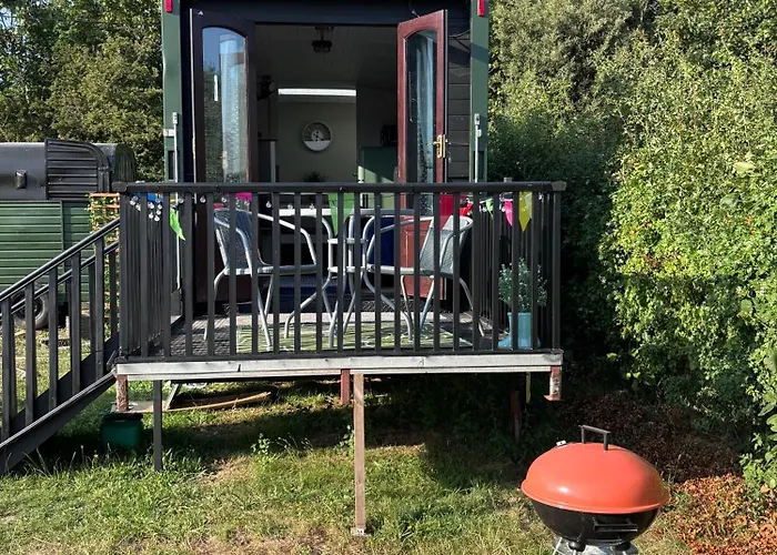 The Carriage Lorry At Tilleys Glamping