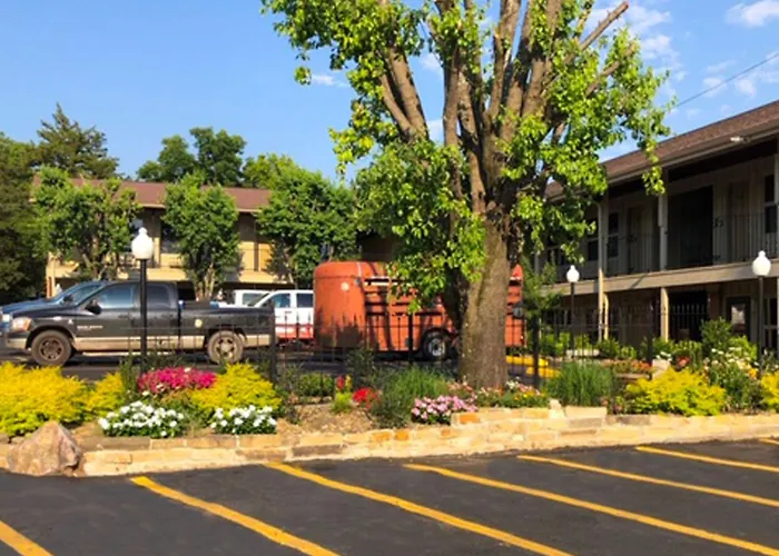 Charles Wesley Motor Lodge Downtown Broken Bow- Hochatown