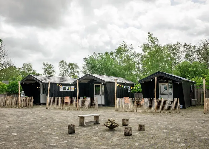 Kampeerhut Met Gedeeld Sanitair