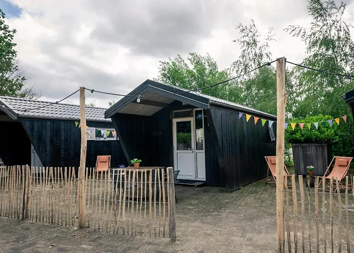 Kampeerhut Met Gedeeld Sanitair