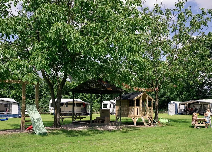 Kampeerhut Met Gedeeld Sanitair