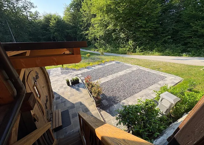 Glamping Medvedjek - Nocitev V Vinskem Sodu