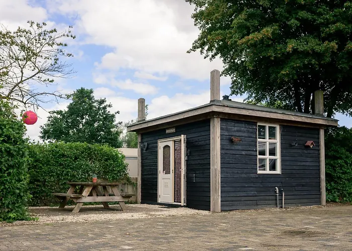 Kampeerhut Met Gedeeld Sanitair