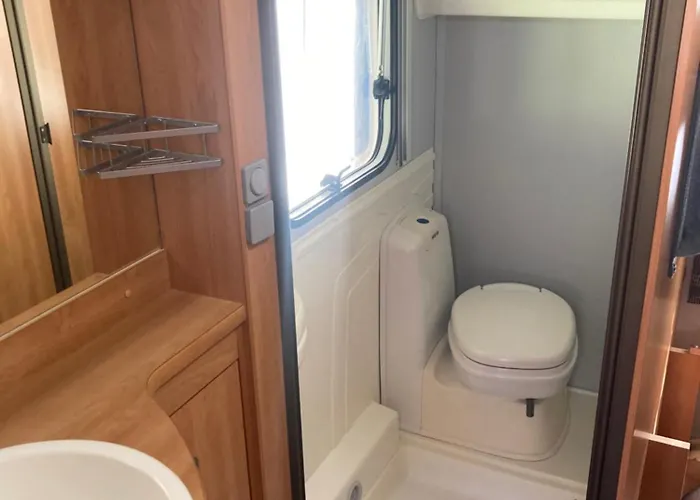 Mietwohnwagen E2 am Flussufer