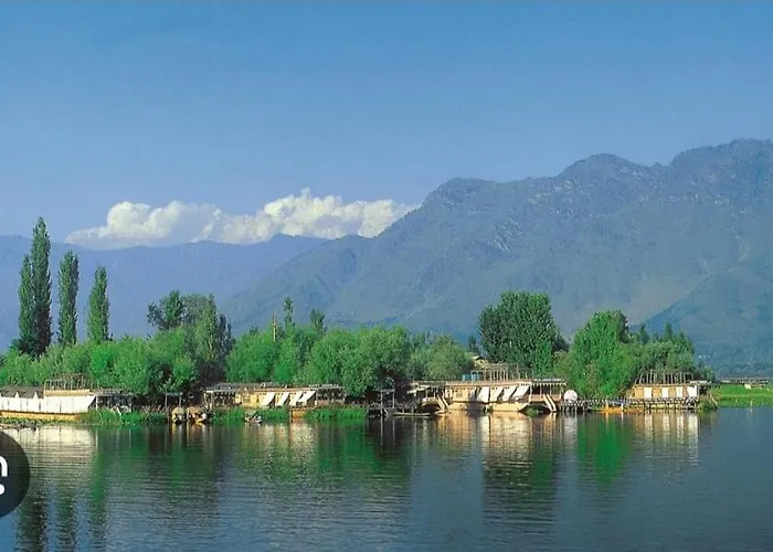 Houseboat Star Ruby Snow View
