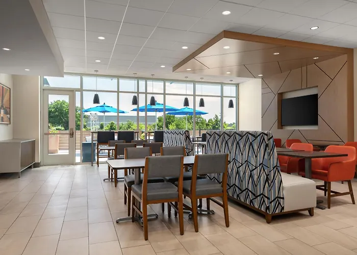 Holiday Inn Express & Suites Overland Park South By Ihg