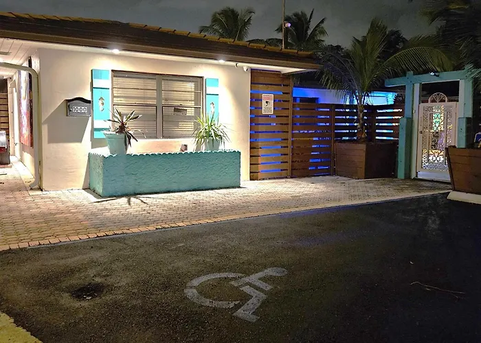 Blue Heron Bridge Hotel And Dive Club