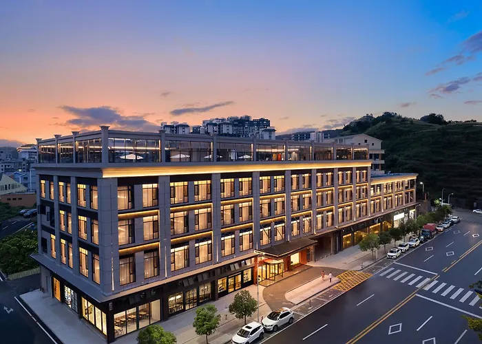 Phoenix Sky Pool Hotel-Newly Opened 2026 Free Pick-Up Service Rooftop Infinity Pool Kids Playground On-Site Cafe Near Fenghuang Scenic Area
