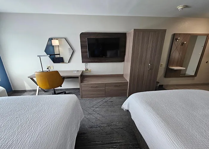 Holiday Inn Express Hotel & Suites Cincinnati-Blue Ash By Ihg