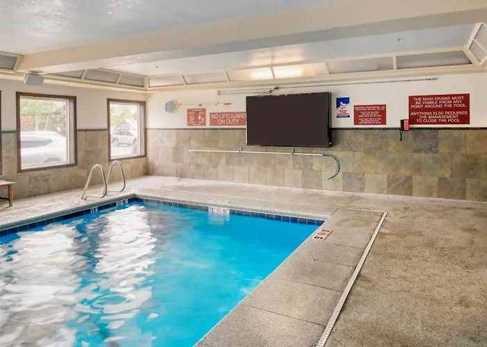 Gray Wolf Inn & Suites